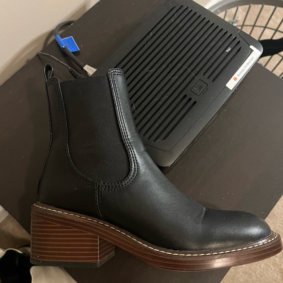 Steve Madden Laurely Chelsea Bootie 👢 - Picture 9 of 16